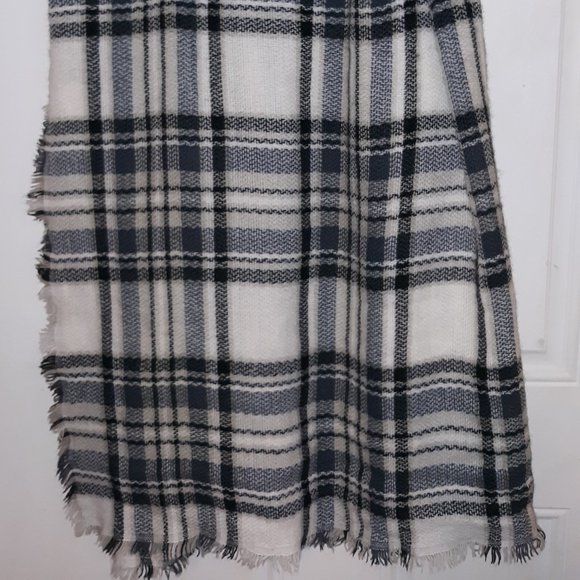 LIMITED TIME SALE: True Craft Black and White Blanket Scarf - Picture 4 of 4